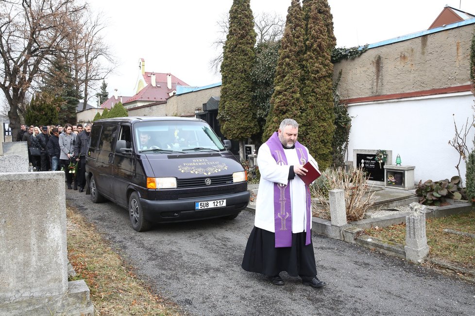 Poslední rozloučení s tátou a synem, kteří zemřeli při požáru v Jirkově