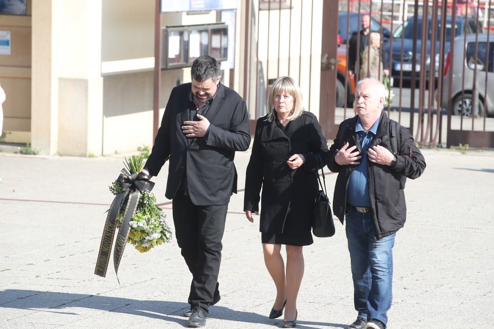 Pohřeb Josefa Aloise Náhlovského: Pavel Novotný s maminkou