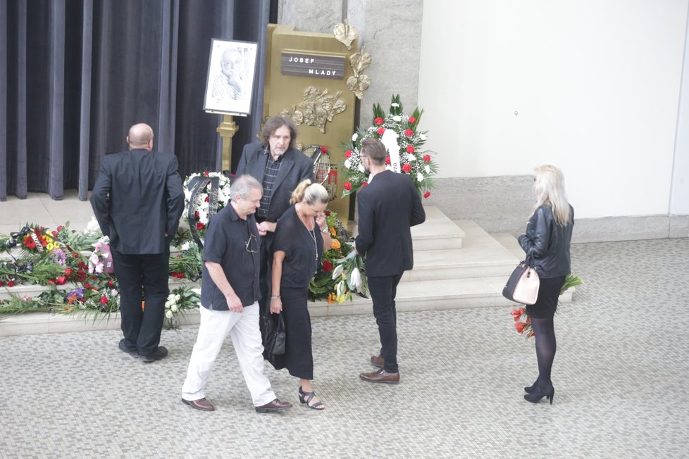 Manželé Adamcovi na pohřbu Josefa Mladého