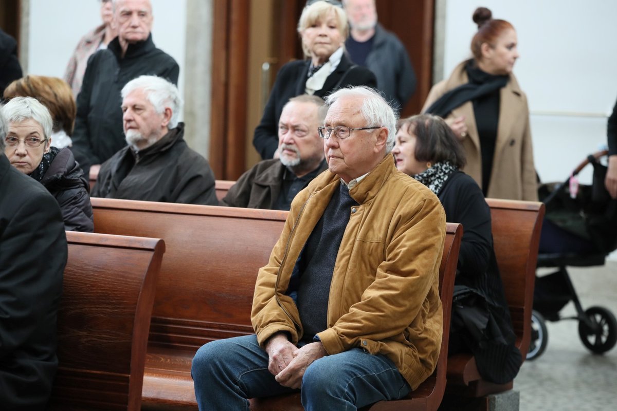 Pohřeb Antonína Kachlíka. Rozloučit se přišla Jiřina Bohdalová, Zdeněk Troška a Jaroslav Satoranský.