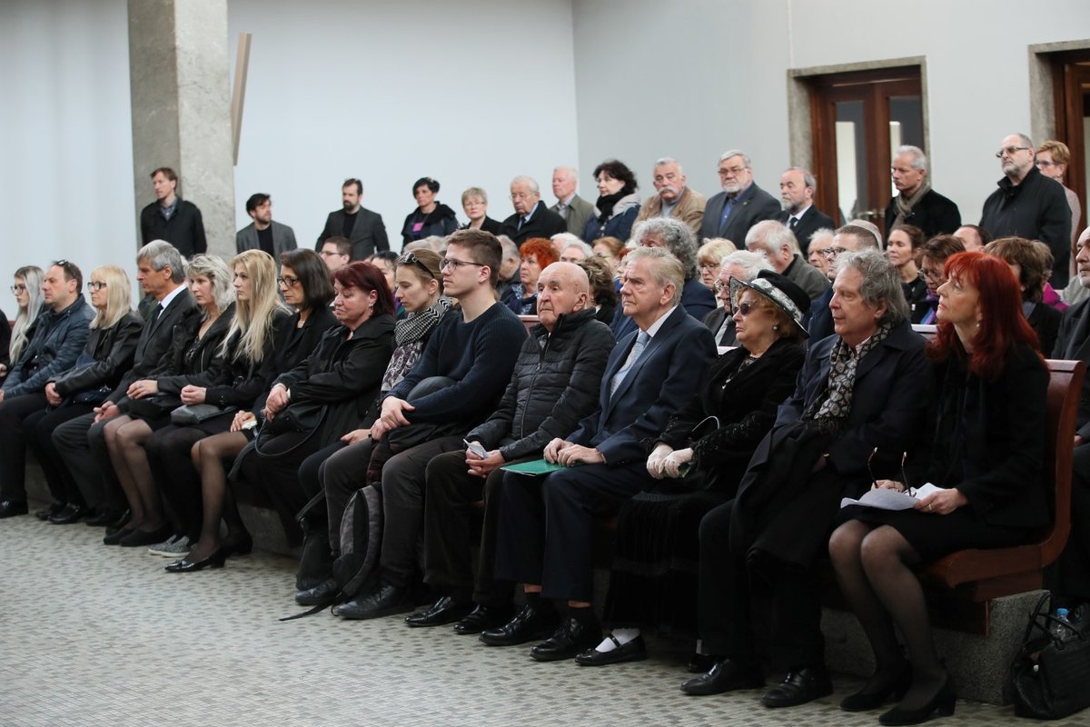 Pohřeb Antonína Kachlíka. Rozloučit se přišla Jiřina Bohdalová, Zdeněk Troška a Jaroslav Satoranský.