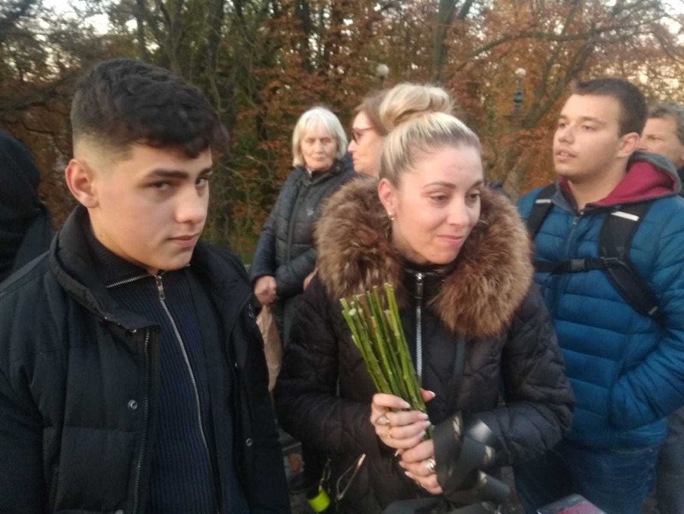 Lidé, kteří se přišli rozloučit s Karlem Gottem