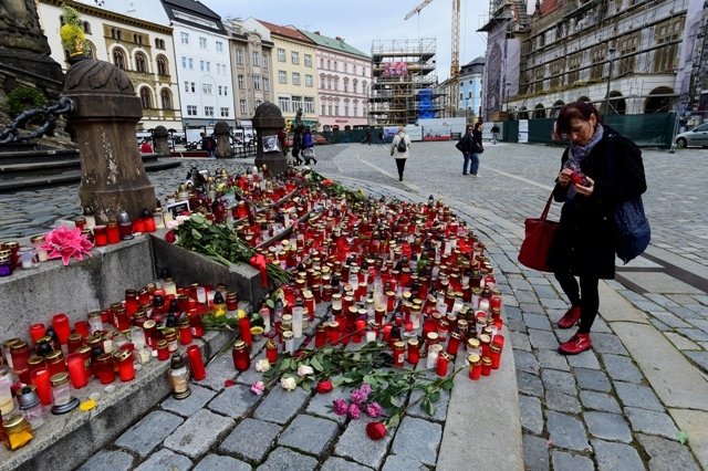 Lidé v Olomouci uctívají památku Karla Gotta u paty sloupu Nejsvětější Trojice na Horním náměstí v centru města.