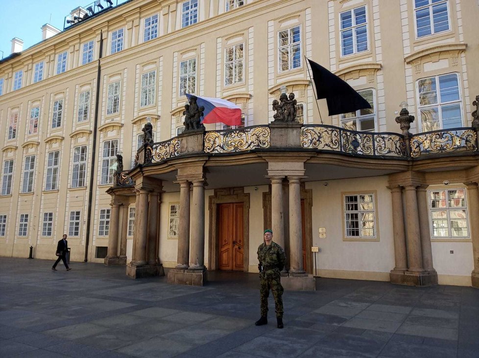 Černá vlajka nad jedním vchodem do Pražského hradu.