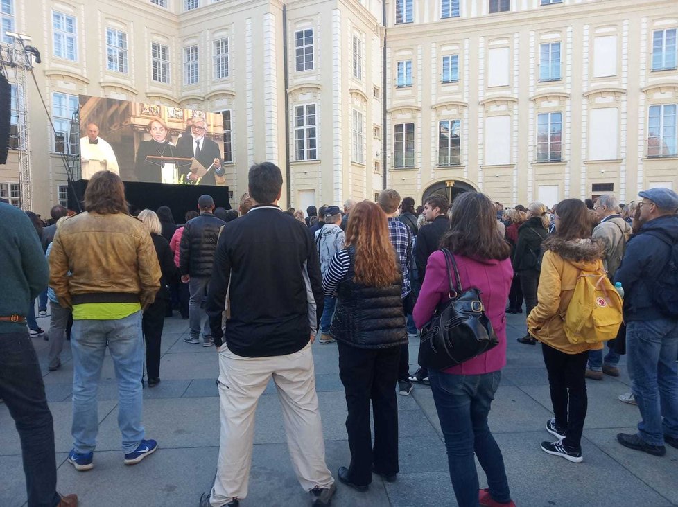 III. Nádvoří se postupně zaplňuje. Odhadem tu může být 600 lidí.