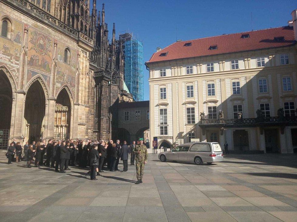 Odchod smutečních hostů z chrámu sv. Víta