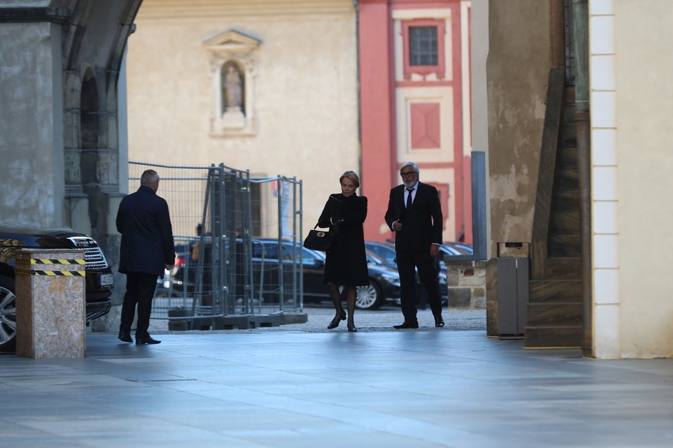 Dagmar Havlová a Jiří Bartoška na zádušní mši za Karla Gotta.