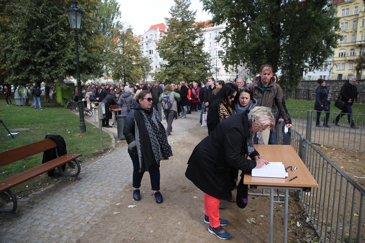 Na možnost zápisu do kondolenční knihy stáli lidé fronty desítky minut.