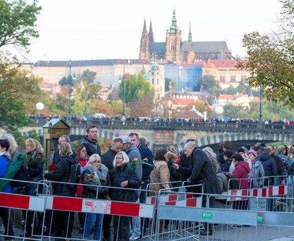 Pohřeb Karla Gotta: Fanoušci stojí frontu k paláci Žofín.