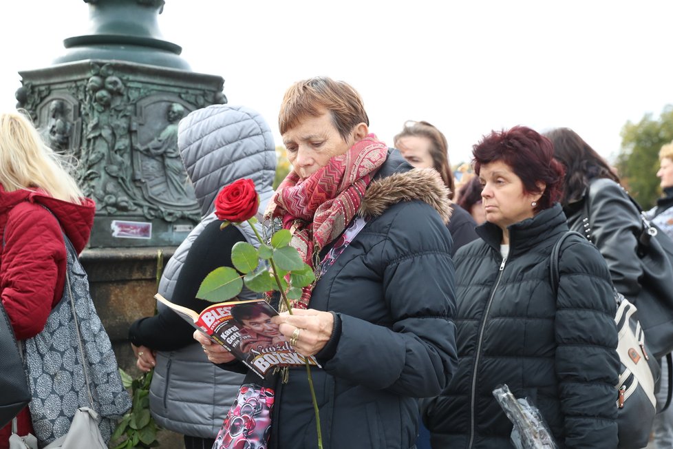 Lidé, kteří se přišli rozloučit s Karlem Gottem