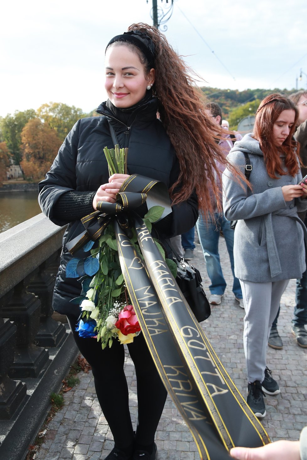 Lidé se přicházejí rozloučit s Karlem Gottem