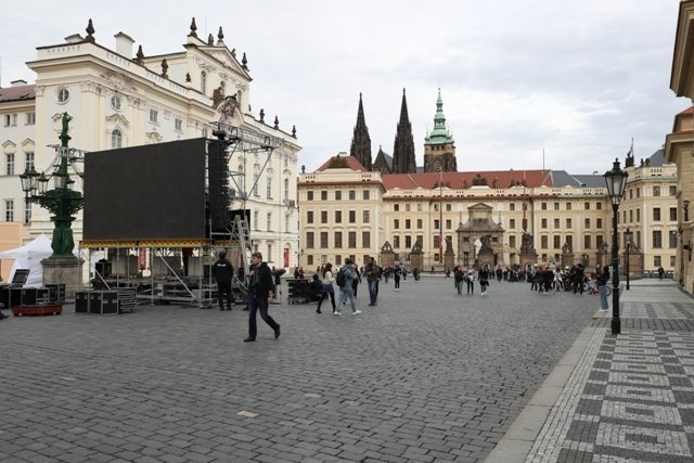 Na Pražském hradě a Hradčanském náměstí finišují přípravy na sobotní mši za Karla Gotta.