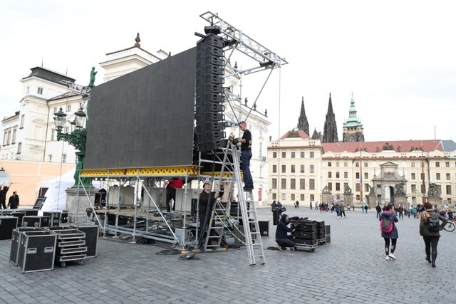 Na Pražském hradě a Hradčanském náměstí finišují přípravy na sobotní mši za Karla Gotta.