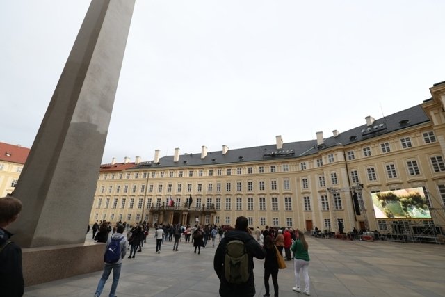 Na Pražském hradě a Hradčanském náměstí finišují přípravy na sobotní mši za Karla Gotta.