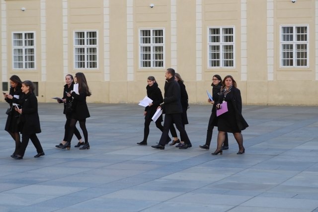 Organizátoři obdrželi poslední pokyny a následně zaujali svá místa v katedrále sv. Víta.