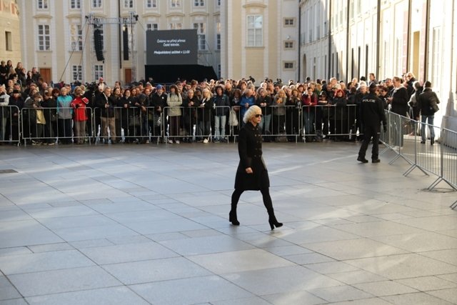 Smuteční hosté se na zádušní mši sešli s velkým časovým předstihem.