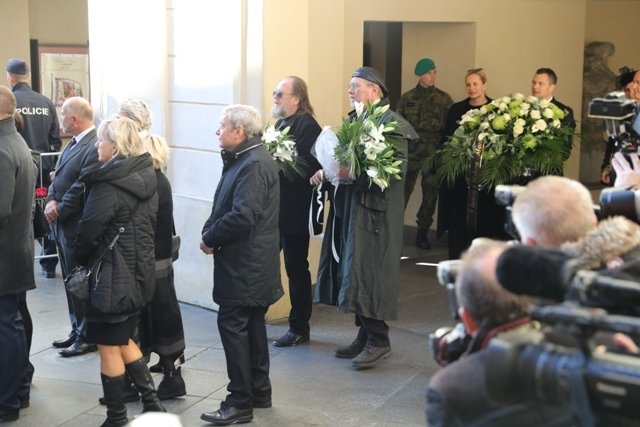 Smuteční hosté se na zádušní mši sešli s velkým časovým předstihem.