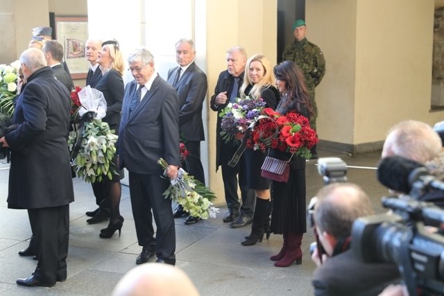 Smuteční hosté se zádušní mši sešli s velkým časovým předstihem.