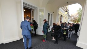 Ministr dopravy Vladimír Kremlík (ANO) si našel na Žofíně šikovně zkratku a všechny lidi ve frontě předběhl, aby se mohl Gottovi poklonit.