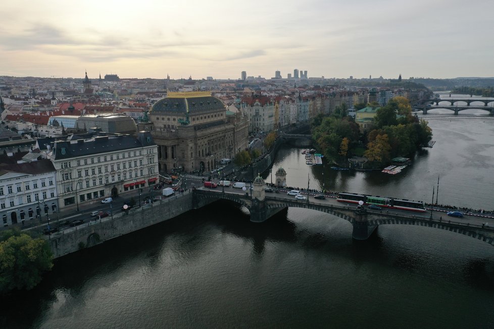 Fotografie z ptačí perspektivy ukazují zhruba délku fronty na Žofín zhruba v 9:45 hod.