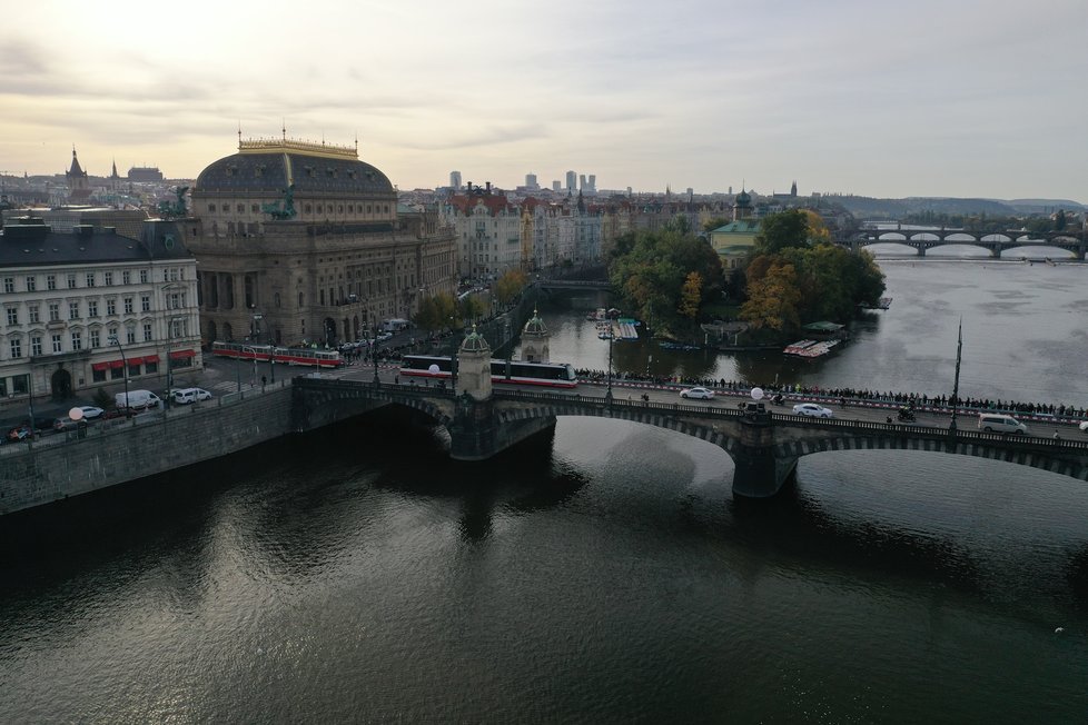 Fotografie z ptačí perspektivy ukazují zhruba délku fronty na Žofín zhruba v 9:45 hod.