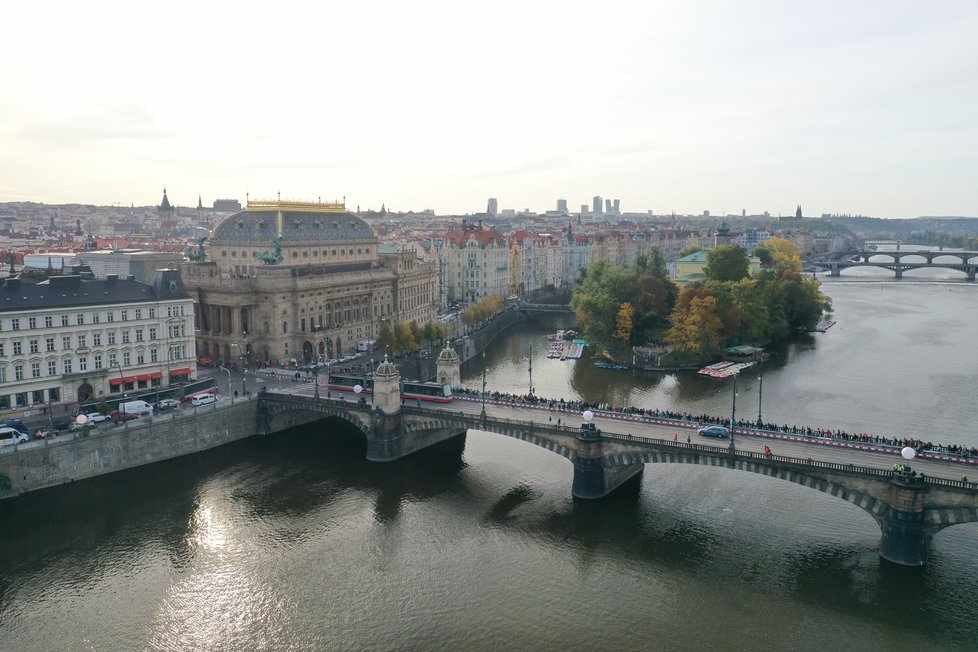 Fotografie z ptačí perspektivy ukazují zhruba délku fronty na Žofín zhruba v 9:45 hod.