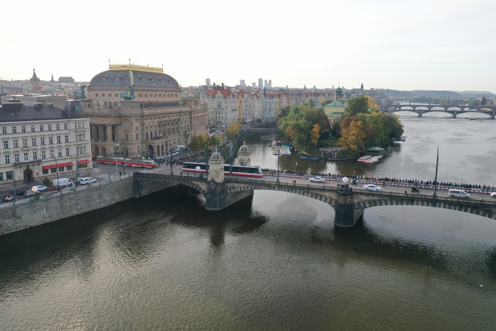 Fotografie z ptačí perspektivy ukazují zhruba délku fronty na Žofín zhruba v 9:45 hod.