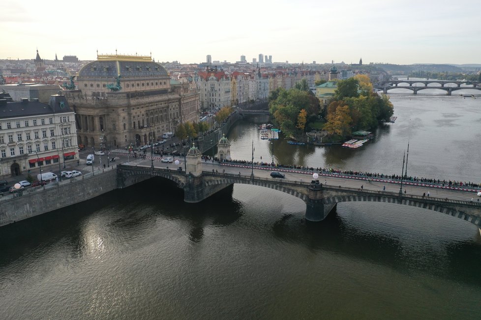 Fotografie z ptačí perspektivy ukazují zhruba délku fronty na Žofín zhruba v 9:45 hod.