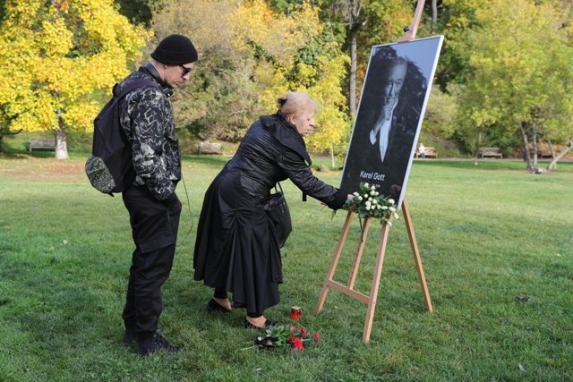 Poslední rozloučení s Karlem Gottem na Žofíně.