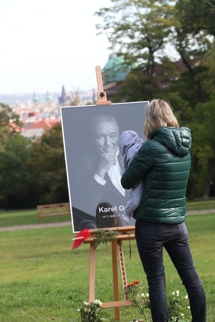 Poslední rozloučení s Karlem Gottem na Žofíně.