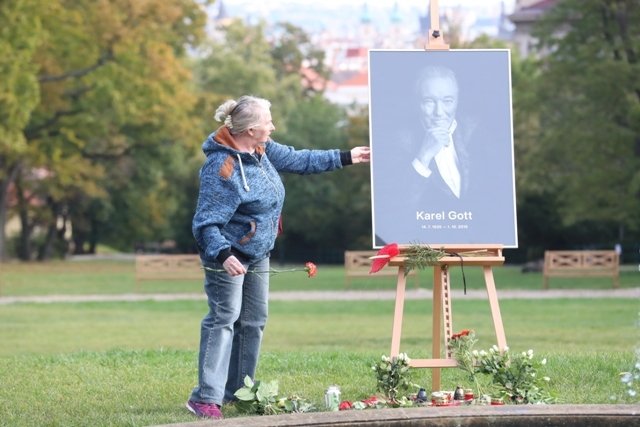 Poslední rozloučení s Karlem Gottem na Žofíně.