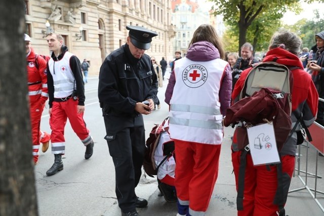 Dobrovolníci z Červeného kříže nabízeli čekajícím ve frontě čaj.