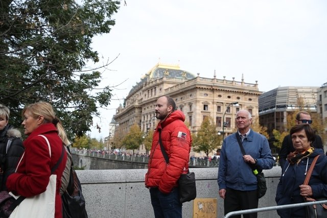 Reportéra Blesku Tomáše Koníčka (červená bunda) překvapilo, jak rychle fronta postupovala.