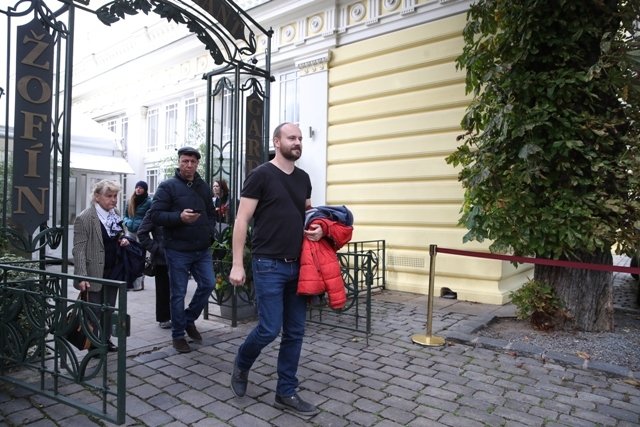 Reportér Blesku Tomáš Koníček opouští Žofín zhruba dvě a půl hodiny poté, co si stoupl na konec fronty.