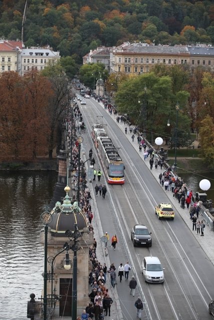 Okolo půl páté se fronta znovu prodloužila přes celý most.