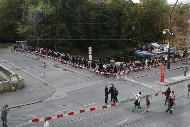 Po páté hodině odpolední fronta razantně narostla a začínala (končila) až na Janáčkově nábřeží.