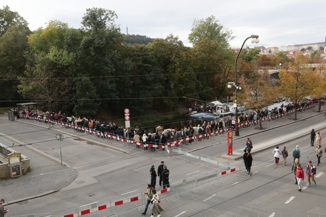 Po páté hodině odpolední fronta razantně narostla a začínala (končila) až na Janáčkově nábřeží.