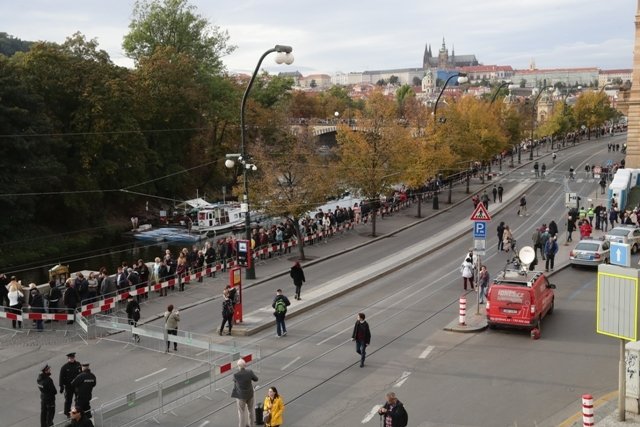 Po páté hodině odpolední fronta razantně narostla a začínala (končila) až na Janáčkově nábřeží.