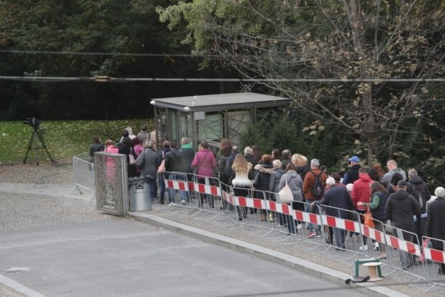 Po páté hodině odpolední fronta razantně narostla a začínala (končila) až na Janáčkově nábřeží.