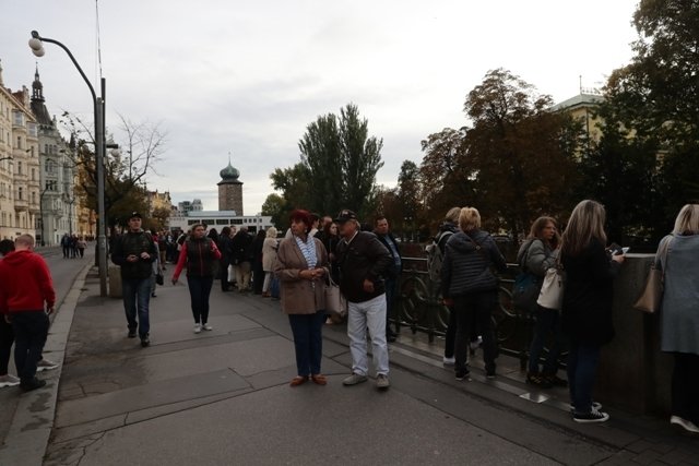 Po páté hodině odpolední fronta razantně narostla a začínala (končila) až na Janáčkově nábřeží.