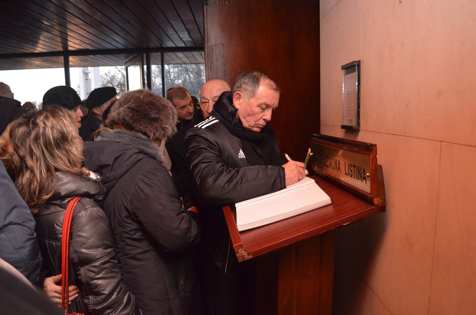 Veřejnost se rozloučila v bratislavském krematoriu s komentátorem Karolem Polákem (†81).