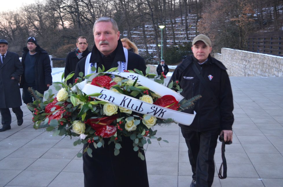 Veřejnost se rozloučila v bratislavském krematoriu s komentátorem Karolem Polákem (+81)