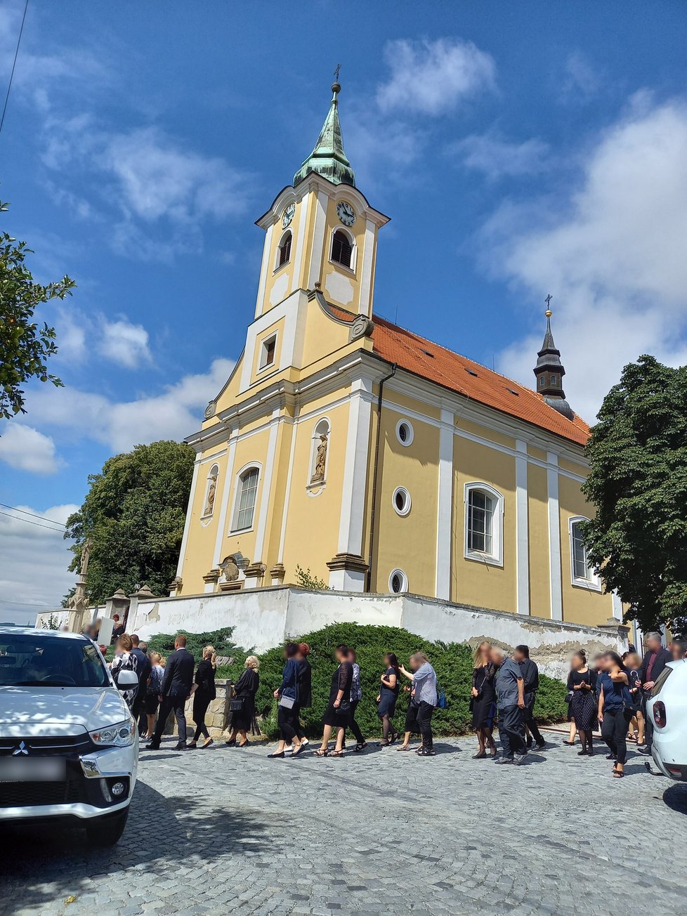 Po mši v kostele sv. Jana Křtitele se vydal za vozem s rakví dlouhý průvod z návrší dolů k hlavní silnici. Lidé tak Kateřinu doprovodili na poslední cestě.