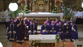 Pohřbu se zúčastnili i tři biskupové a arcibiskup Jan Graubner (vlevo), který mši vedl.