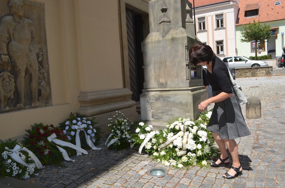 S knězem se do Uherského Brodu přišly rozloučit stovky věřících.