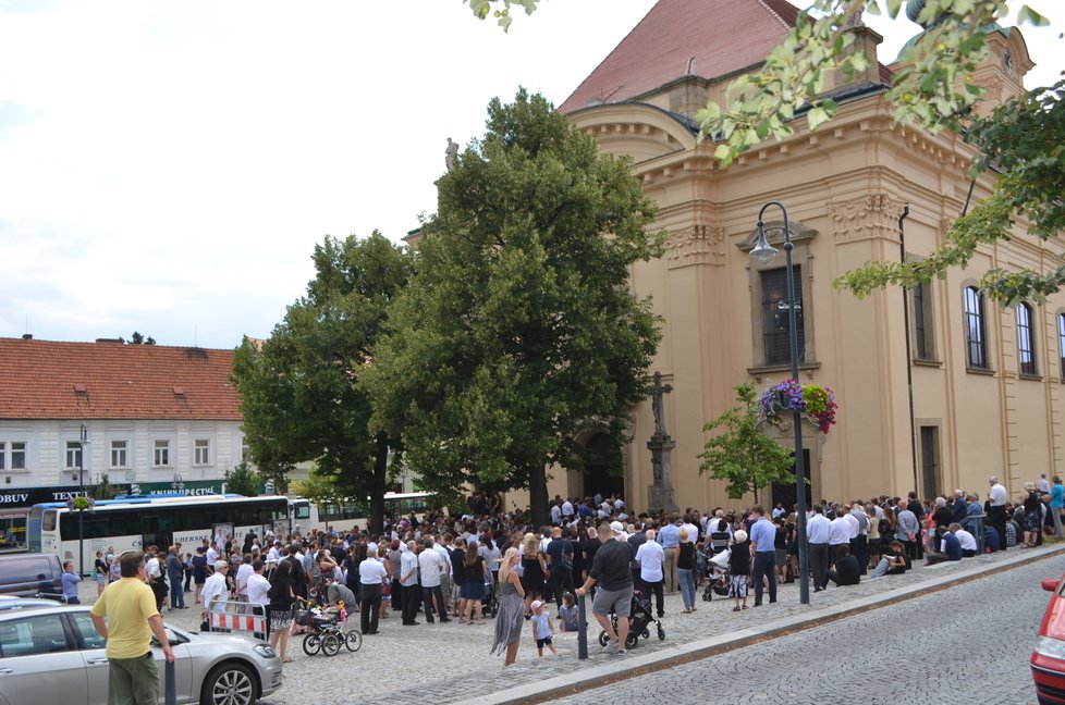 S knězem se do Uherského Brodu přišly rozloučit stovky věřících.