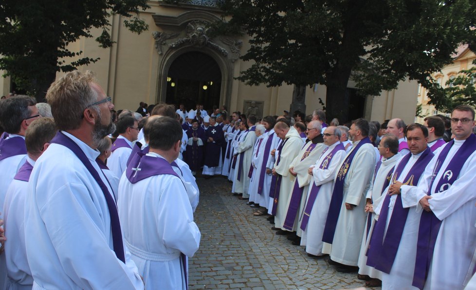 Pohřbu se zúčastnili i tři biskupové a arcibiskup Jan Graubner, který mši vedl.