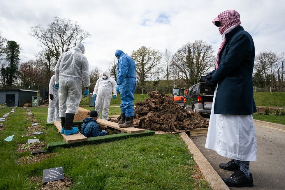 V Británii se konal pohřeb 13letého školáka Ismaila, který zemřel na koronavirus a jehož smrt šokovala - umíral zcela sám.