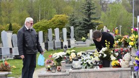 Rodiče Petra K. se před pohřeb zastavili u hrobu Moniky a Klárky, aby ho upravili