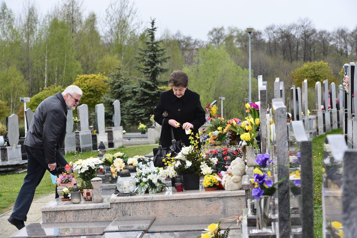 Rodiče Petra před obřadem zašli na hrob Moniky a Klárky.